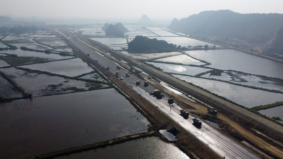 Nhà thầu thi công Xuân Trường huy động tối đa thiết bị thảm bê tông nhựa đường tại gói thầu số 10. (Ảnh: Huy Hùng/TTXVN)