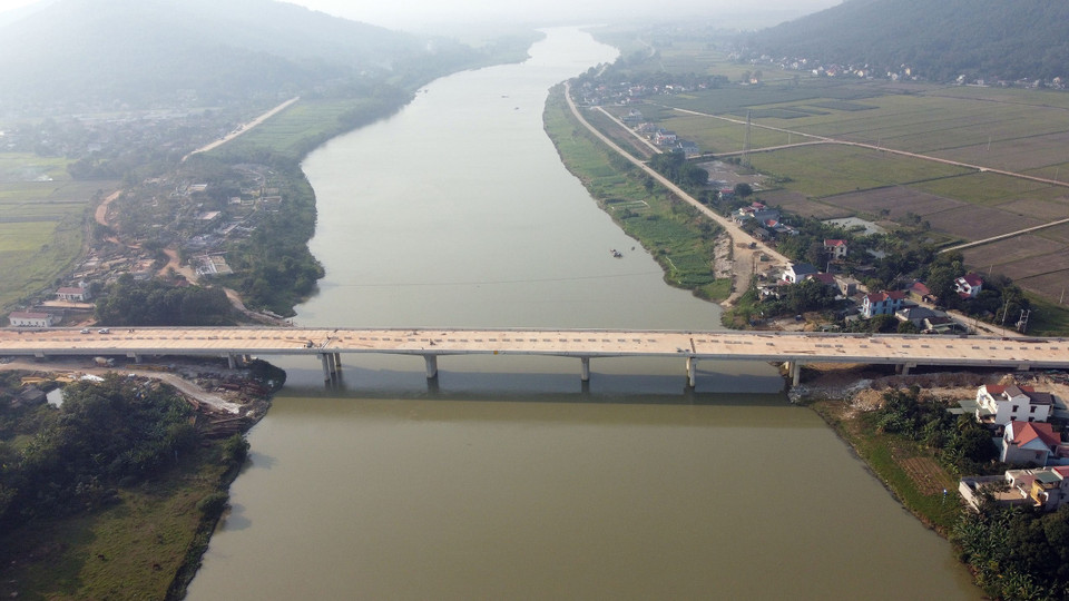 Cầu Vĩnh An vượt sông Mã dài gần 476m, nối hai huyện Vĩnh Lộc và Yên Định của tỉnh Thanh Hóa đã cơ bản hoàn thành. (Ảnh: Huy Hùng/TTXVN)