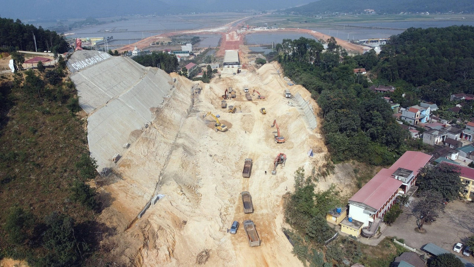 Công tác xử lý nền đất yếu trên công trường đã hoàn thành, khối lượng đắp nền đạt khoảng 95% thiết kế. (Ảnh: Huy Hùng/TTXVN)