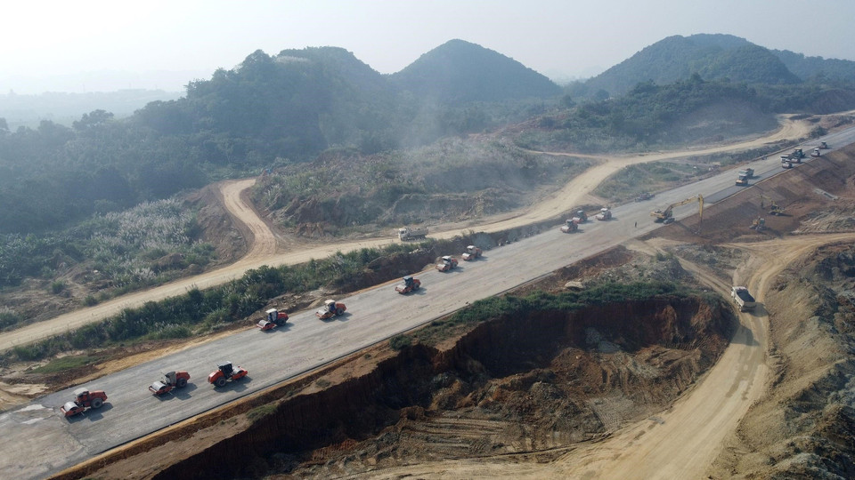 Tính đến tháng 12/2022, trên toàn dự án đang triển khai khoảng 79 mũi thi công tại 5 gói thầu xây lắp. (Ảnh: Huy Hùng/TTXVN)