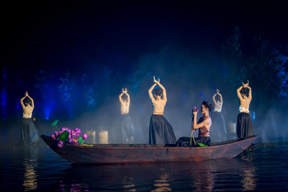 Tính đến nay vở diễn đã nhận 2 kỷ lục Guinness Việt Nam: 'Show diễn có sân khấu mặt nước lớn nhất Việt Nam' và 'Show diễn có số lượng diễn viên là nông dân đông nhất Việt Nam;' giải vàng Stevie Awards Châu Á-Thái Bình Dương năm 2018, và giải 'Chương trình biểu diễn văn hóa thực cảnh hàng đầu 2019.' (Ảnh: CTV/Vietnam+)