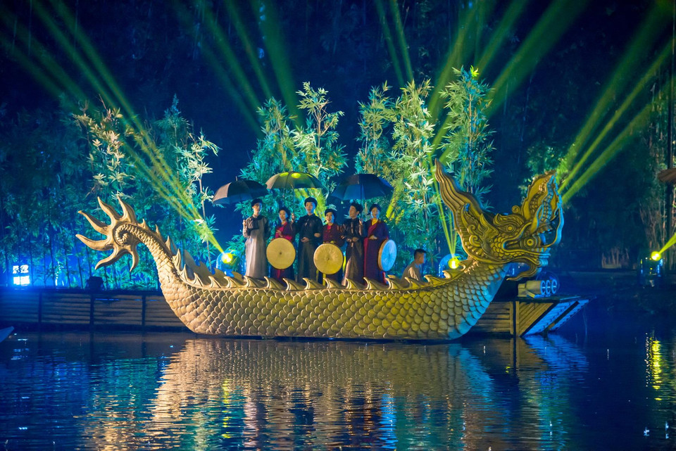 Và chỉ chưa đầy hai năm công diễn phục vụ khán giả, vở biểu diễn thực cảnh độc đáo ở Sài Sơn, Quốc Oai, Hà Nội đã liên tiếp nhận được nhiều kỷ lục và giải thưởng quốc tế danh giá. (Ảnh: CTV/Vietnam+)