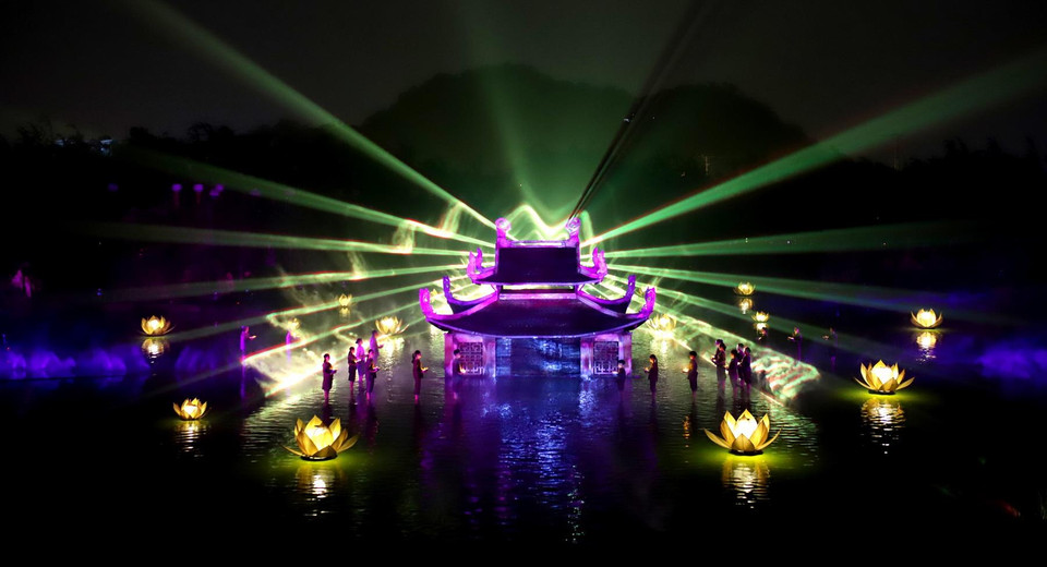 Sân khấu vở diễn thực cảnh Tinh hoa Bắc bộ nằm ngay dưới chân núi Thầy (xã Sài Sơn, Quốc Oai, Hà Nội), trên mặt hồ nước rộng 4.300m2. (Ảnh: CTV/Vietnam+)