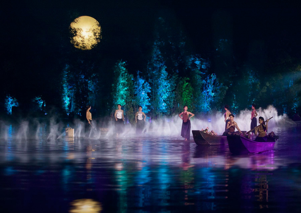 Từ cốt truyện về thiền sư Từ Đạo Hạnh, vở diễn thực cảnh này được phát triển thành sáu phần nội dung chặt chẽ: Thi ca, Cõi Phật, Hoài cổ, Nhạc họa, An vui, Ngày hội, đưa khán giả bước vào thiên nhiên, đời sống tinh thần phong phú của con người đất Việt. (Ảnh: CTV/Vietnam+)