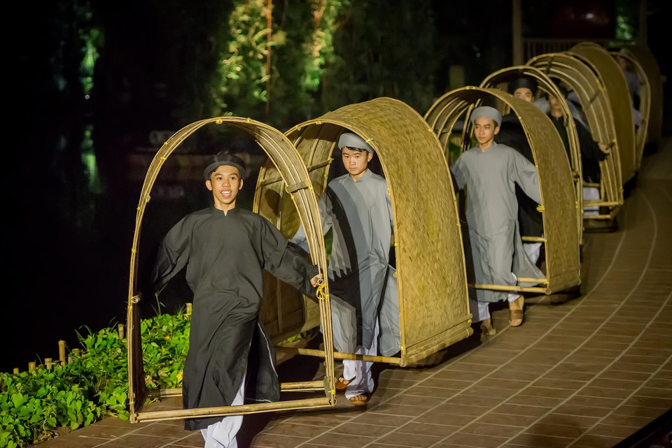 Riêng với thị trường khách Hàn Quốc, tới nay vở thực cảnh đã phục vụ trên 15.000 lượt. Nhiều du khách xứ kim chi đã không tiếc lời khen ngợi vở diễn thực cảnh đầu tiên của Việt Nam. Với khán giả Hàn Quốc, 'chưa xem Tinh hoa Bắc Bộ là chưa đến Hà Nội.' (Ảnh: CTV/Vietnam+)