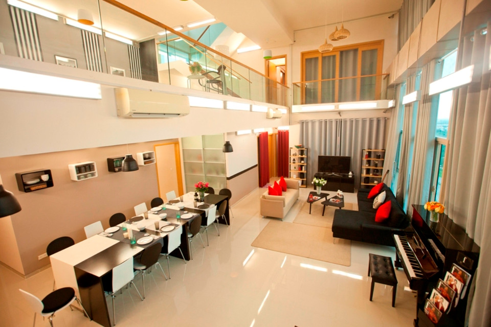 Phòng thư giãn của các thí sinh. (Ảnh: BTC) “Nơi ở bí mật” của Top 16 Vietnam’s Next Top Model mùa giải năm nay tại khu căn hộ cao cấp "triệu đô" The Vista An Phú, Thành phố Hồ Chí Minh, không chỉ đẳng cấp về kiến trúc nội thất, hiện đại mà còn là sự kết hợp tiện nghi hoàn hảo cho các thí sinh. Phòng ngủ của các thí sinh nữ được tô điểm bằng những gam màu nóng như cam, đỏ. Trong khi đó, phòng ngủ của thí sinh nam lại được sơn bằng các tông màu rất nam tính và mạnh mẽ là xám và đen. Hai gam màu đối lập nhưng đều mang lại cảm giác thoải mái, cá tính cho các thí sinh. Đặc biệt, cầu thang kết nối giữa hai tầng được điểm xuyết bằng hình ảnh các người mẫu nổi tiếng và tài năng của thế giới. Trong ngôi nhà còn có nhiều góc giải trí, được tô điểm với các chậu cây xanh, những vật trang trí với hình dáng ngộ nghĩnh… Sau những thử thách căng thẳng, không gian xanh và thoáng đãng nhìn từ những ô cửa sổ lớn sẽ giúp các thí sinh tách biệt với thế giới ồn ào bên ngoài và đắm mình vào bức tranh lung linh của thành phố lúc về đêm. Một số hình ảnh trong ngôi nhà chung của top 16 thí sinh: