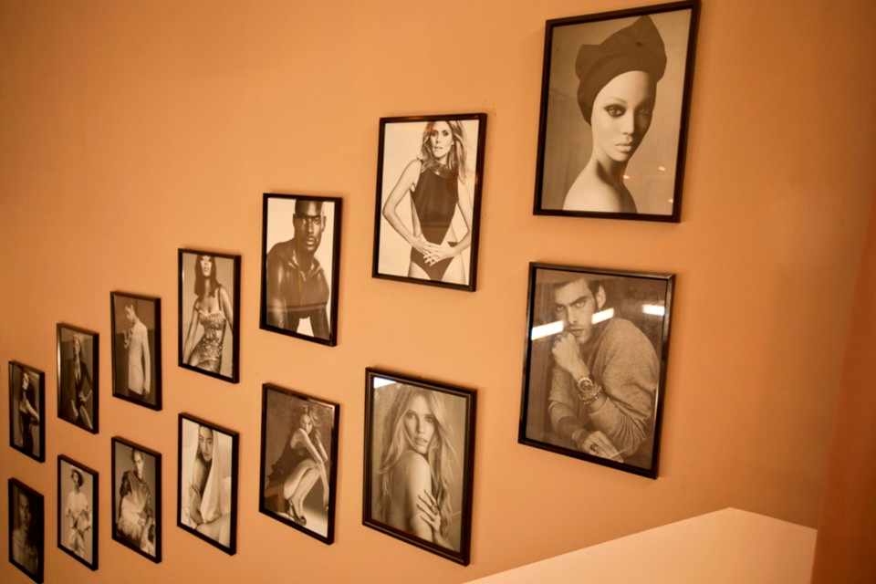 Ảnh những người mẫu nổi tiếng và tài năng thế giới treo dọc lối lên cầu thang. (Ảnh: BTC)