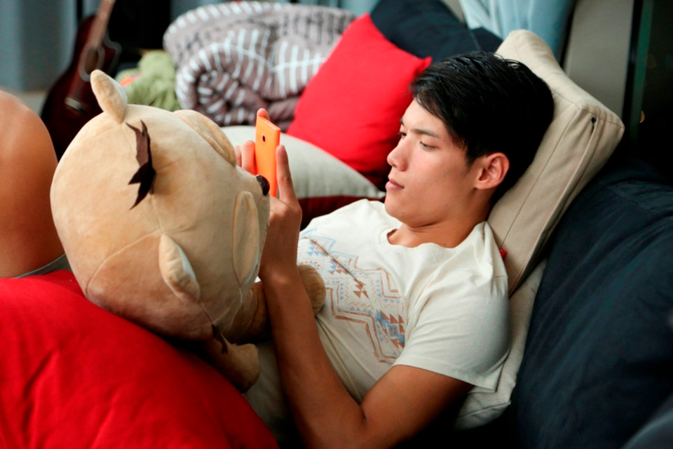 Phút thư giãn của một nam thí sinh. (Ảnh: BTC)