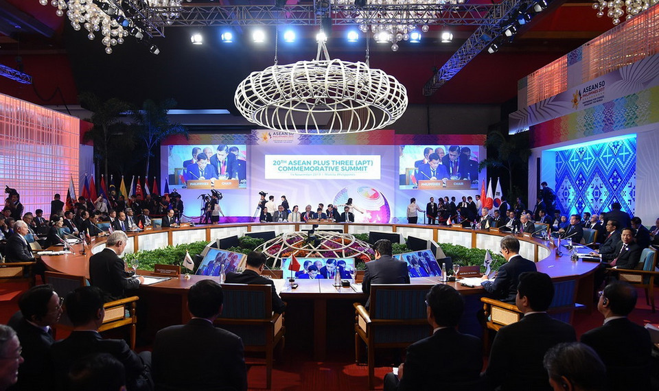  Thủ tướng Nguyễn Xuân Phúc dẫn đầu đoàn Việt Nam tham dự Hội nghị Cấp cao kỷ niệm ASEAN+3 lần thứ 20 tại Philippines. (Ảnh: Thống Nhất/TTXVN)