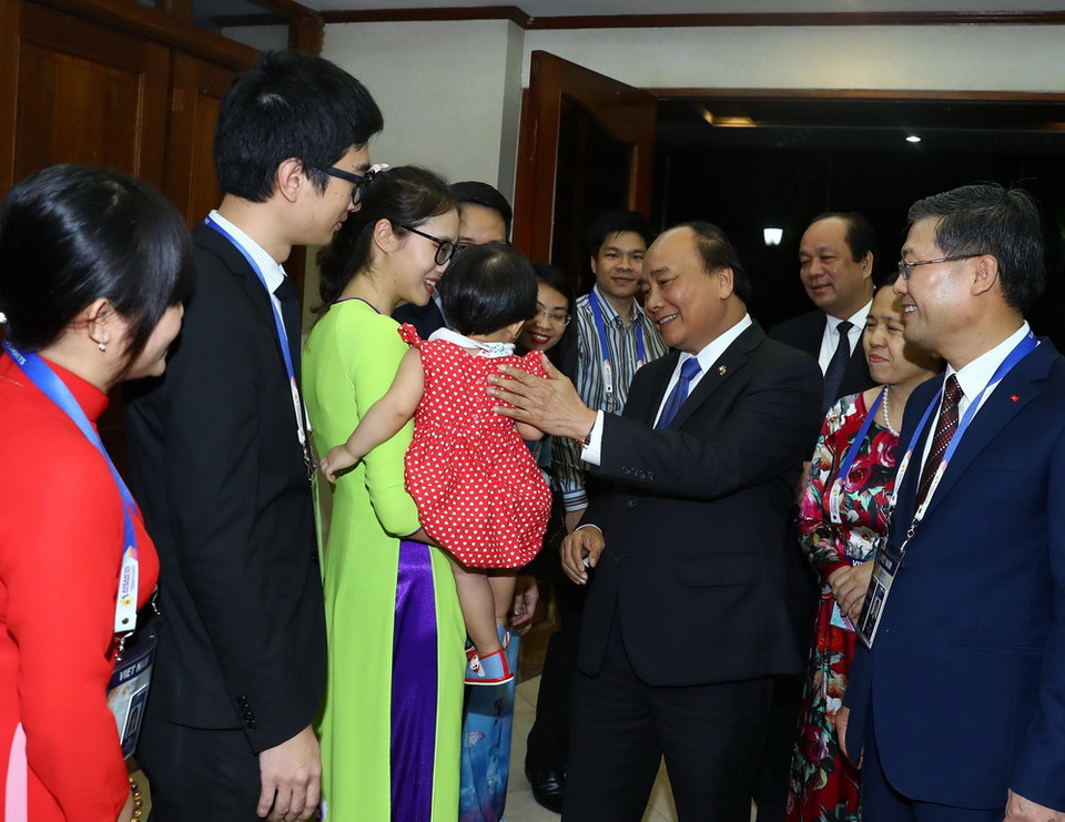 Thủ tướng Chính phủ Nguyễn Xuân Phúc thăm cán bộ, nhân viên Đại sứ quán Việt Nam tại Philippines nhân tham dự Hội nghị Cấp cao ASEAN lần thứ 31 và các Hội nghị Cấp cao liên quan tại thủ đô Manila. (Ảnh: Thống Nhất/TTXVN)