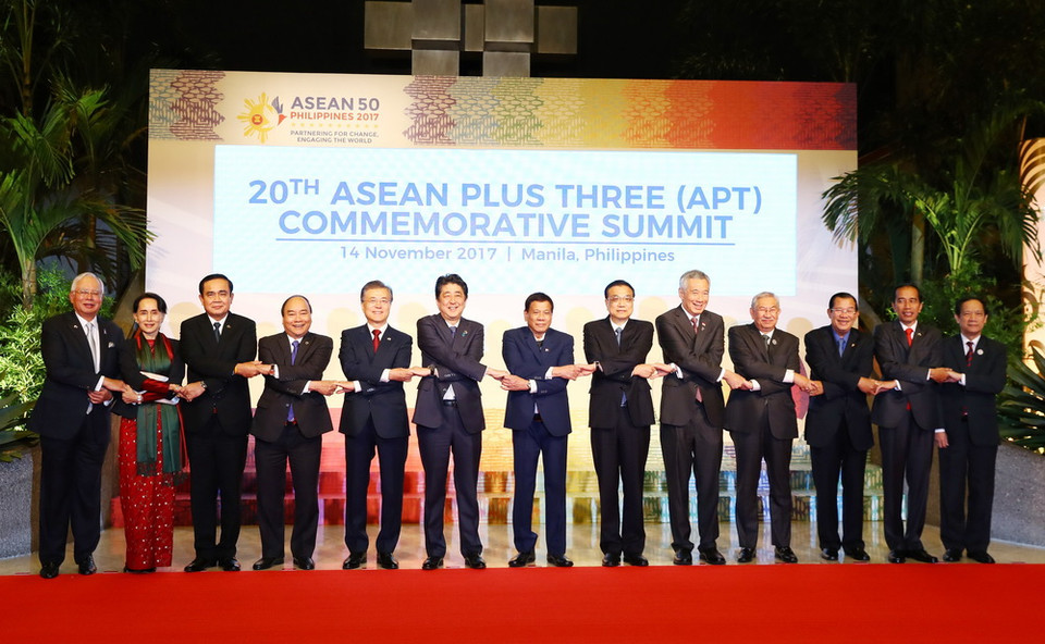 Thủ tướng Nguyễn Xuân Phúc (thứ tư từ trái sang), Tổng thống Hàn Quốc Moon Jae-in (thứ 5 từ trái sang), Thủ tướng Nhật Bản Shinzo Abe (thứ 6 từ trái sang), Thủ tướng Trung Quốc Lý Khắc Cường (thứ 6 từ phải sang) cùng các trưởng đoàn ASEAN chụp ảnh chung. (Ảnh: Thống Nhất/TTXVN)