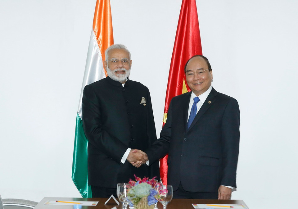 Thủ tướng Nguyễn Xuân Phúc gặp Thủ tướng Ấn Độ Narendra Modi trong khuôn khổ chương trình Hội nghị Cấp cao ASEAN lần thứ 31 và các Hội nghị Cấp cao liên quan tại thủ đô Manila (Philippines). (Ảnh: Thống Nhất/TTXVN)