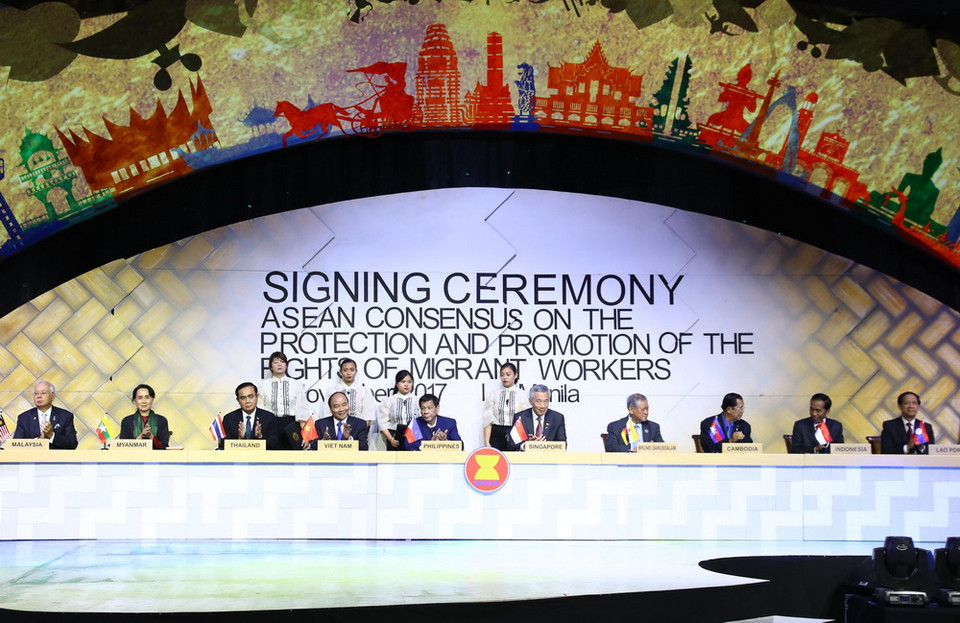 Thủ tướng Chính phủ Nguyễn Xuân Phúc dự Lễ ký văn kiện sự đồng thuận ASEAN về quyền bảo vệ và phát triển của người lao động di cư. (Nguồn: TTXVN)