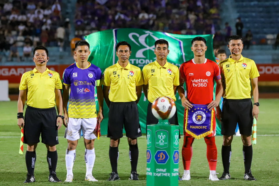 Tối 6/7, trận derby của Thủ đô giữa Câu lạc bộ Hà Nội và Câu lạc bộ Viettel trong khuôn khổ vòng 1/8 Cúp Quốc gia 2023 đã diễn ra trên sân vận động Hàng Đẫy. (Ảnh: Hoài Nam/Vietnam+)