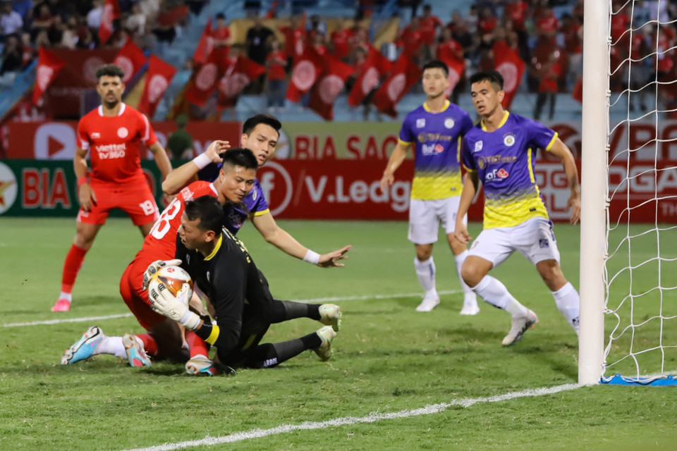 Thủ môn Bùi Tấn Trường cứu thua cho nhà đương kim vô địch Hà Nội. (Ảnh: Hoài Nam/Vietnam+)