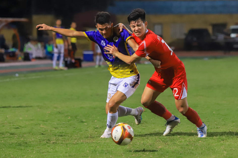 Với sự góp mặt của nhiều cầu thủ đang khoác áo Đội tuyển Quốc gia, cuộc đối đầu giữa hai đội bóng đang góp mặt trong Top 4 V-League 2023 đã diễn ra quyết liệt ngay từ những phút đầu. (Ảnh: Hoài Nam/Vietnam+)