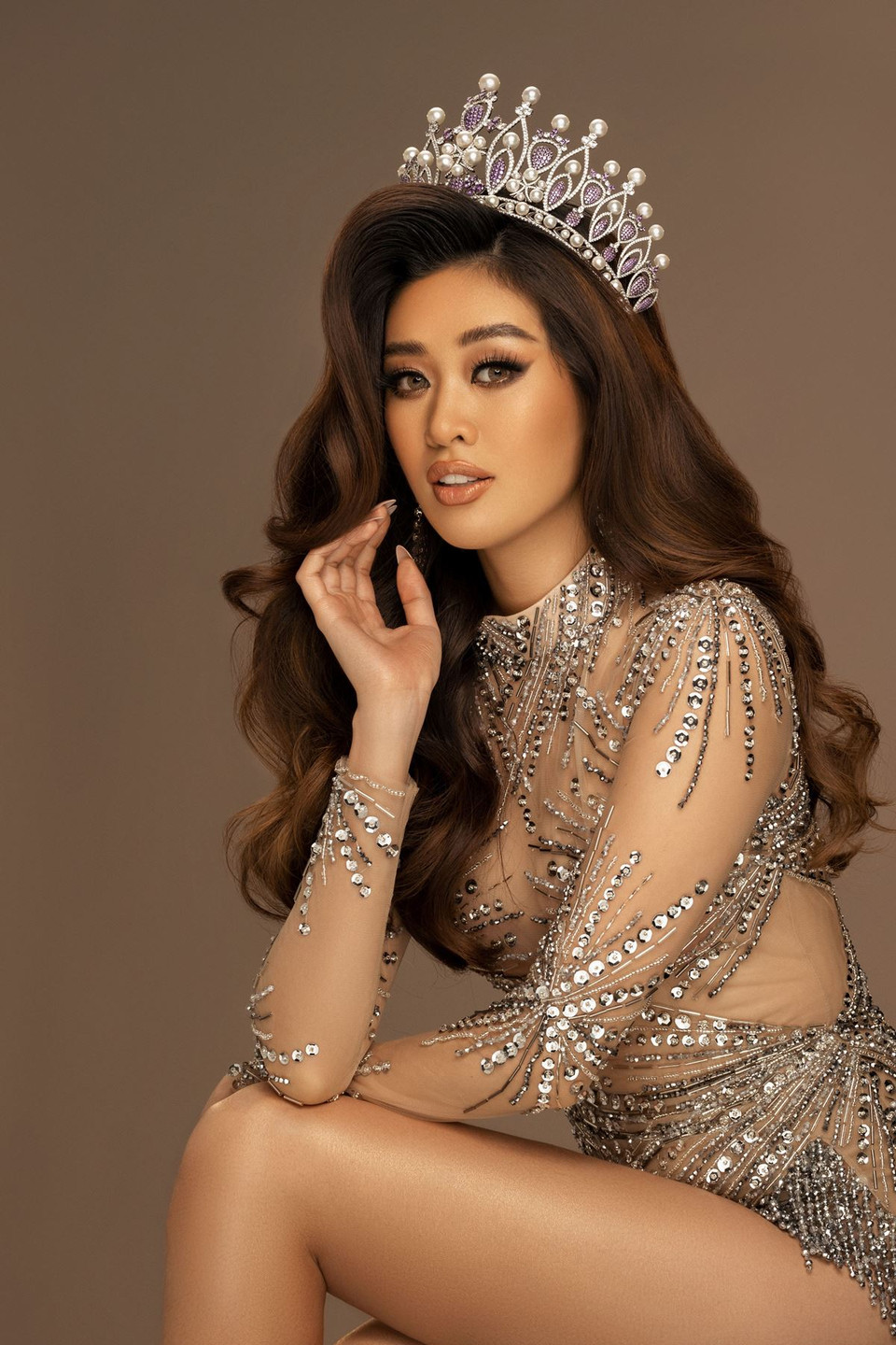 Vì vậy, lần này Hoa hậu Khánh Vân trở lại với hình ảnh ‘beauty queen’ cùng thần thái quyến rũ để khởi đầu cho hành trình mới, bù lại những ngày ở nhà phòng chống dịch COVID-19. (Ảnh: Nguyễn Long/Vietnam+)