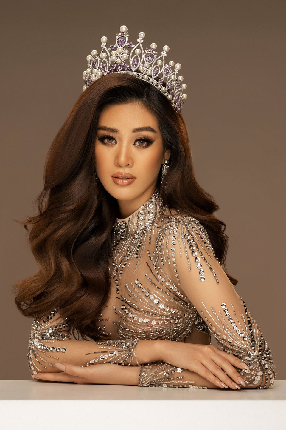 Ngay khi những tấm ảnh hậu trường buổi chụp hình được tiết lộ, khán giả đã dành nhiều lời khen Hoa hậu Khánh Vân, đặc biệt khán giả quốc tế cũng đánh giá cao màn thể hiện của cô trong bộ ảnh này. (Ảnh: Nguyễn Long/Vietnam+)