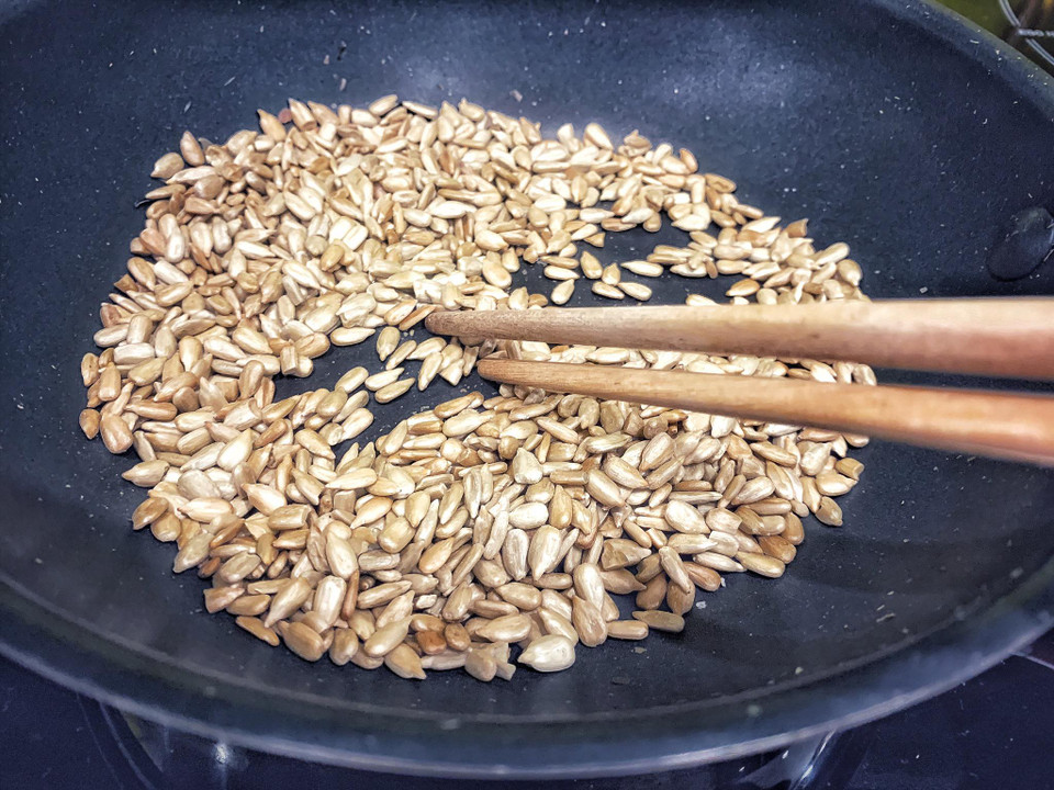 Chọn các loại hạt thật mẩy, đều hạt, nhặt sạn trước khi rang vàng các loại hạt trên bếp. (Ảnh: Mai Mai/Vietnam+)