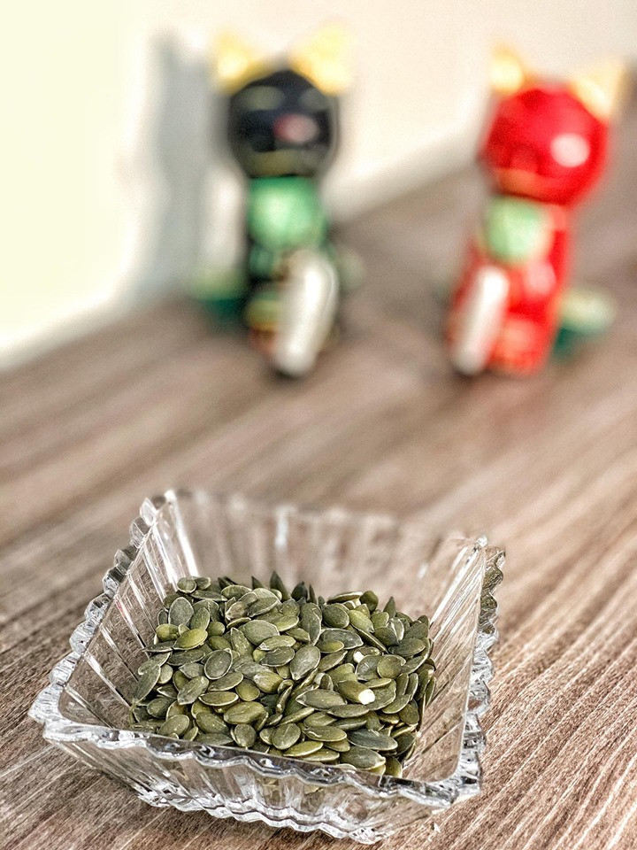 Hạt bí chứa magiê giúp tim khỏe mạnh, chứa kẽm hỗ trợ miễn dịch, cải thiện sức khỏe tuyến tiền liệt, phòng chống bệnh đái tháo đường, ngừa lão hóa, chống viêm, cung cấp chất béo omega-3 nguồn gốc thực vật, hạ huyết áp, tốt cho phụ nữ sau mãn kinh… (Ảnh: Mai Mai/Vietnam+)