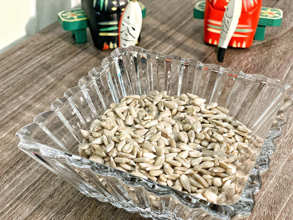 Hạt hướng dương chứa hai chất dinh dưỡng tăng cường sức khỏe tim mạch là vitamin E và folate. Chứa nồng độ cao phytosterol (có tính chất vật lý tương tự như cholesterol), hạt hướng dương có thể hỗ trợ giảm cholesterol. Loại hạt này cũng giàu magiê và chất chống oxy hóa, bổ não và cân bằng tâm trạng… (Ảnh: Mai Mai/Vietnam+)