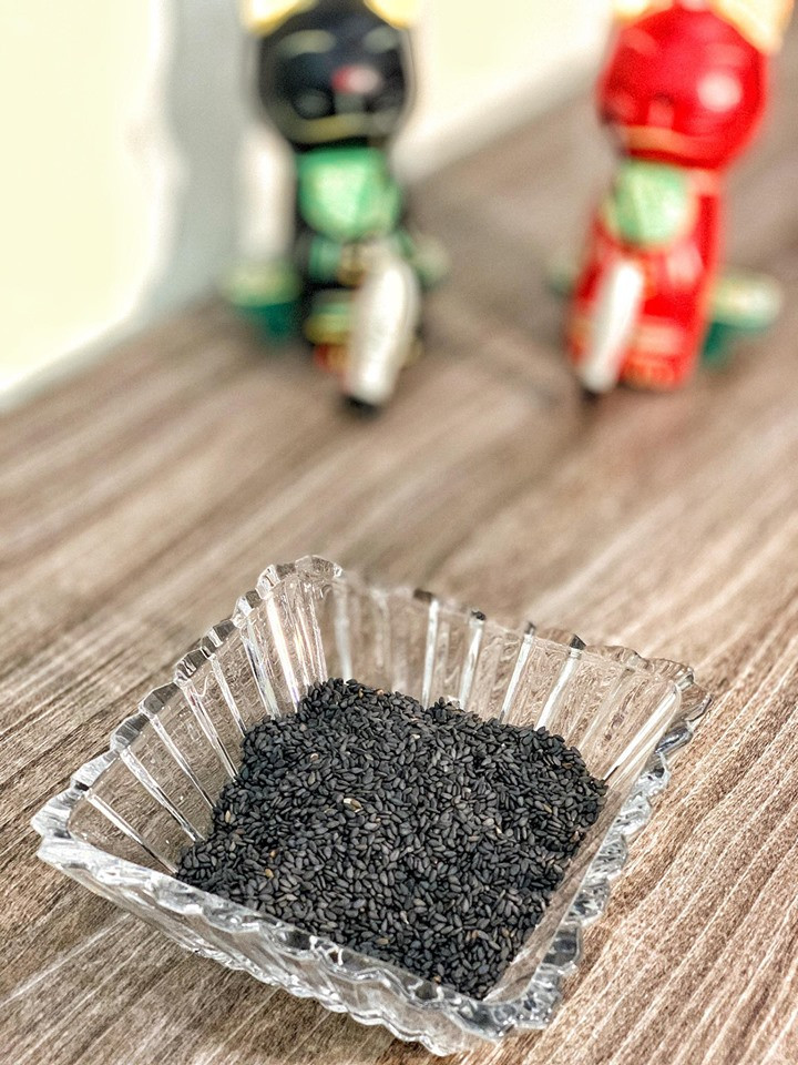 Vừng đen giúp tăng cường chức năng thận, cải thiện chức năng gan, bổ máu, dưỡng huyết, ích tinh khí, sáng mắt, điều trị cao huyết áp, lợi sữa… (Ảnh: Mai Mai/Vietnam+)