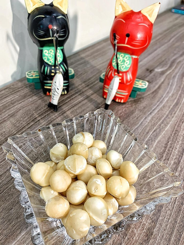 Hạt macca được mệnh danh là ‘hoàng hậu của các loại quả khô’ nhờ nguồn dinh dưỡng dồi dào và vị béo bùi đặc trưng. Hạt macca có chứa nhiều đạm thực vật, giàu canxi, omega 3, omega 6, omega 9 và có hơn 20 loại vitamin cùng khoáng chất cần thiết cho cơ thể. Vì thế loại hạt này tốt cho tim mạch, có lợi cho chế độ giảm cân, tốt cho sự phát triển của cấu trúc xương… (Ảnh: Mai Mai/Vietnam+)