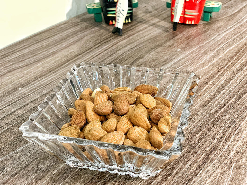 Hạt hạnh nhân có chứa chất chống oxy hóa, giúp điều chỉnh mức cholesterol, giảm cân hiệu quả, kiểm soát lượng đường trong máu, phòng chống các bệnh về tim mạch, giúp xương chắc khỏe, giàu năng lượng. Hạt hạnh nhân chứa các chất dinh dưỡng thân thiện với tóc như axit béo không bão hòa đa và mono cũng như vitamin A, D, B1, B2 và B6. (Ảnh: Mai Mai/Vietnam+)