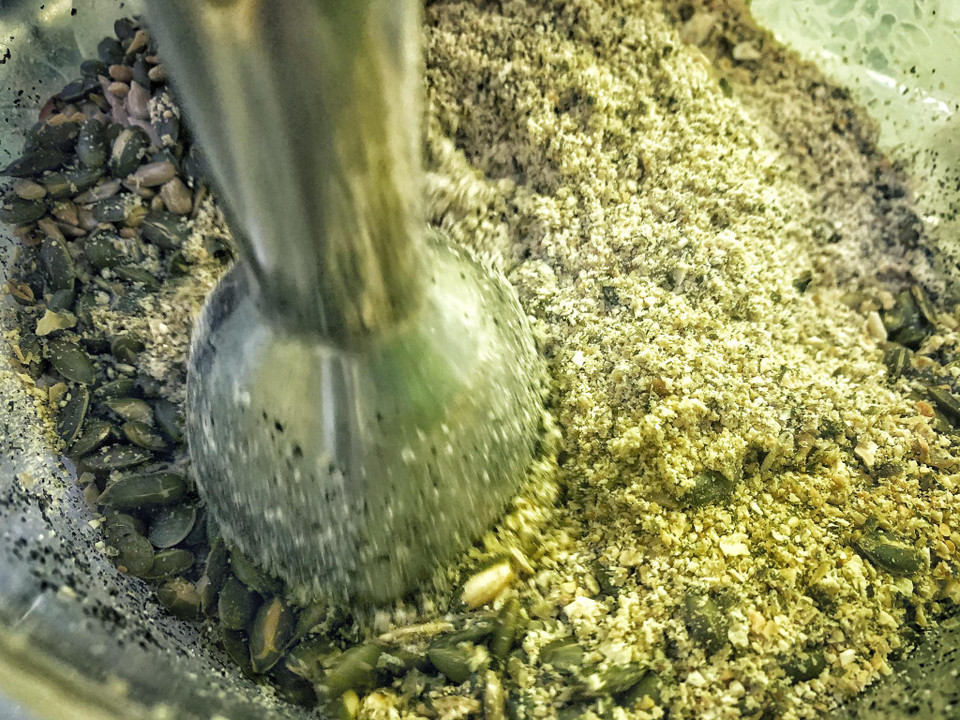 Để nguội rồi xay từng loại, sau đó trộn đều hỗn hợp các loại hạt với nhau. (Ảnh: Mai Mai/Vietnam+)