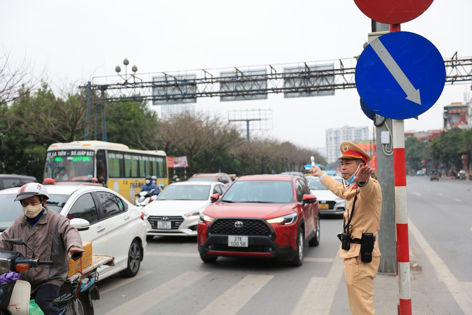 Lực lượng chức năng túc trực tại các 'điểm nóng' giao thông để hỗ trợ người dân di chuyển thuận lợi. (Ảnh: PV/Vietnam+)