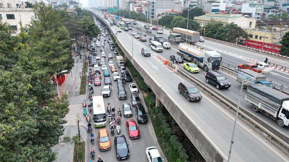 Tại khu vực đường Khuất Duy Tiến (quận Thanh Xuân), các phương tiện di chuyển thuận lợi, không xảy ra tình trạng ùn tắc. (Ảnh: PV/Vietnam+)