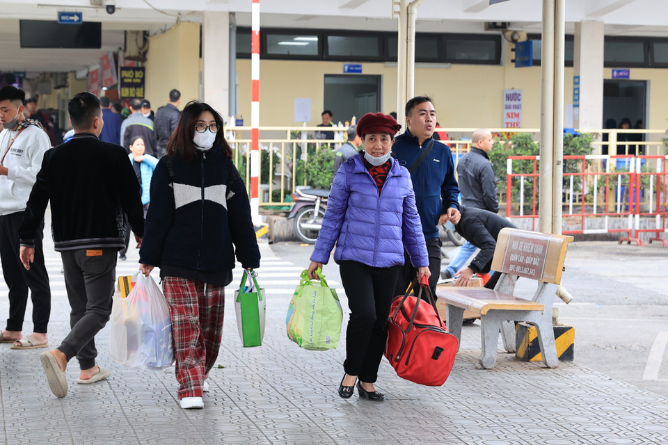 Theo chia sẻ của nhiều tài xế xe khách, năm nay lượng khách trong chiều 28 Tết giảm đáng kể so với năm ngoái do có nhiều người đã chủ động về quê sớm từ tuần trước. (Ảnh: PV/Vietnam+)