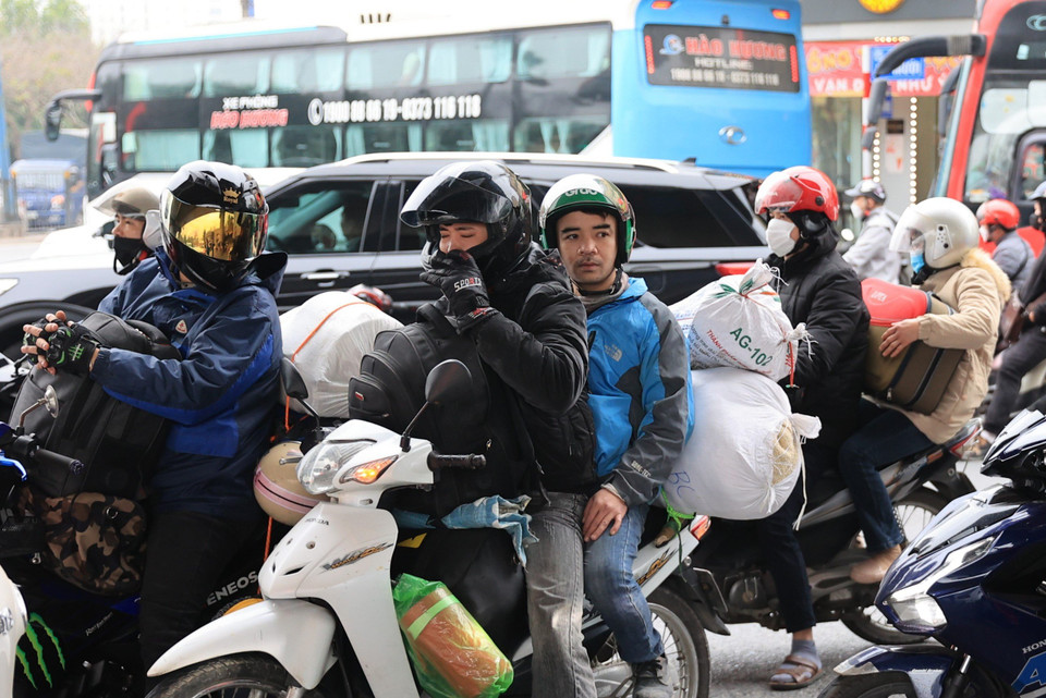 Người dân 'lỉnh kỉnh' đồ đạc chuẩn bị đoàn tụ cùng gia đình sau một năm làm việc vất vả. (Ảnh: PV/Vietnam+)
