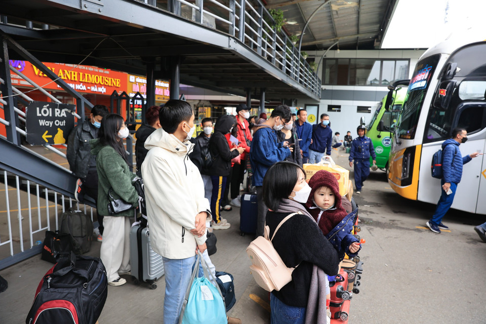 Tại Bến xe Giáp Bát, nhiều người dân xếp hàng chuẩn bị lên xe khách về quê đón Tết. (Ảnh: PV/Vietnam+)