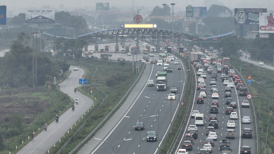 Ghi nhận vào thời điểm 16 giờ, lượng lớn phương tiện xếp hàng dài tại khu vực Trạm thu phí Pháp Vân-Cầu Giẽ. (Ảnh: PV/Vietnam+)