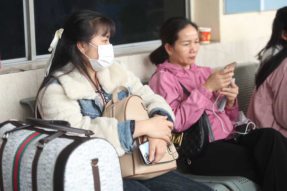 Hành khách tại Bến xe Mỹ Đình 'thảnh thơi' ngồi chờ chuyến xe cuối cùng trong năm. (Ảnh: PV/Vietnam+)