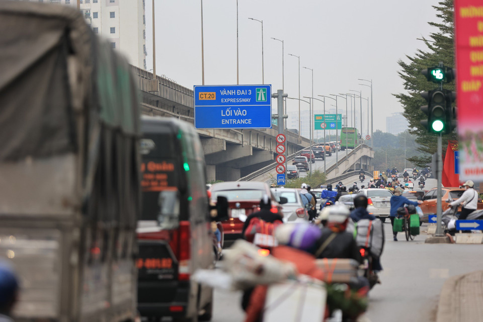 Tại khu vực lối vào Vành đai 3 trên cao (đoạn qua Hồ Linh Đàm), dòng phương tiện ôtô nối đuôi nhau di chuyển chậm. (Ảnh: PV/Vietnam+)