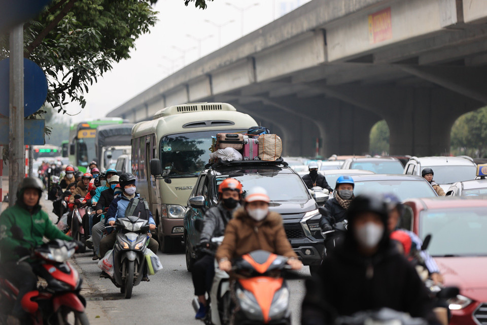 Khu vực dọc đường Vành đai 3 hướng về cửa ngõ phía Nam thành phố, mật độ phương tiện cao nhưng không xảy ra tình trạng ùn tắc. (Ảnh: PV/Vietnam+)