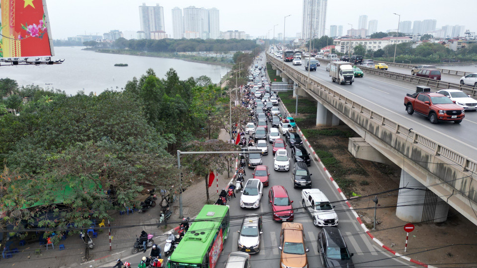 Khu vực từ Hồ Linh Đàm hướng ra đường Ngọc Hồi không xảy ra tình trạng ùn tắc. (Ảnh: PV/Vietnam+)