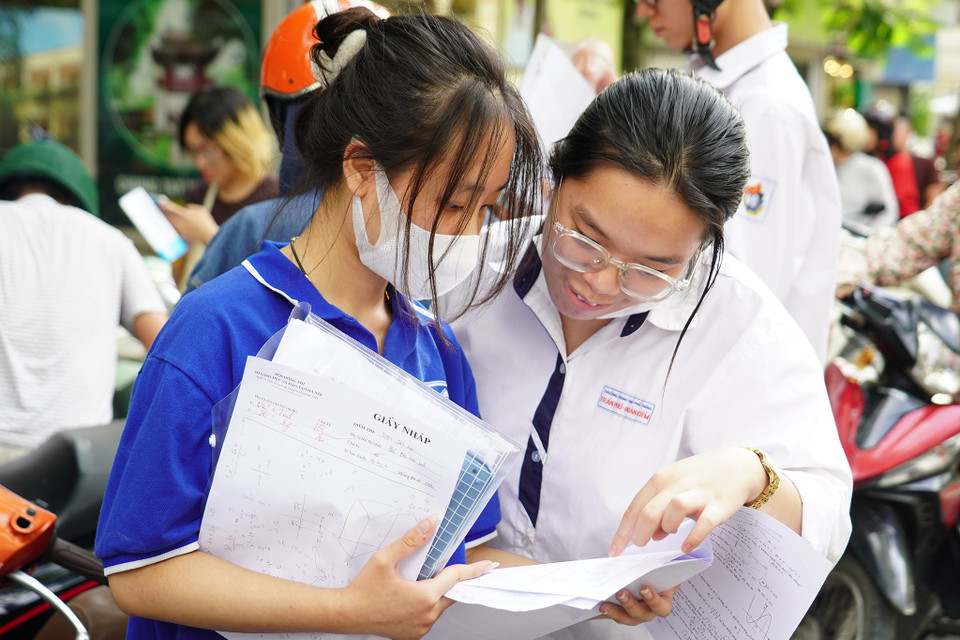 Nhiều thí sinh chia sẻ đề thi môn Toán năm nay bám sát cấu trúc đề minh họa của Bộ đã công bố trước đó, các câu hỏi chủ yếu nằm trong phạm vi kiến thức lớp 12. (Ảnh: PV/Vietnam+)