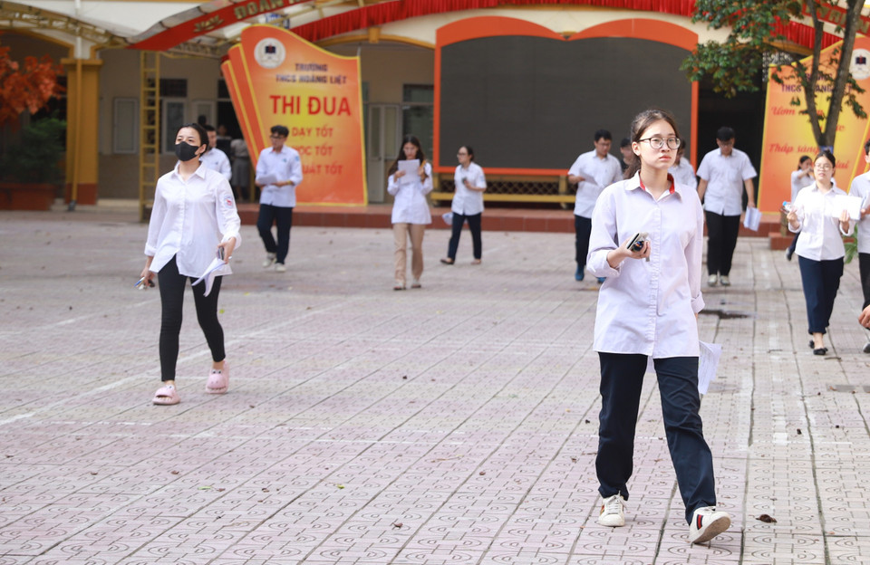 Hoàn thành hai môn thi trong ngày đầu tiên, nhiều thí sinh chia sẻ đã cảm thấy tự tin hơn nhiều để bước vào ngày thi cuối cùng. (Ảnh: PV/Vietnam+)