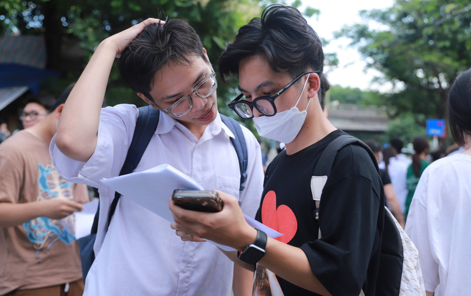 Nhiều sỹ tử tìm kiếm đáp án đề thi Toán trên mạng ngay sau khi rời khỏi điểm thi. (Ảnh: PV/Vietnam+)