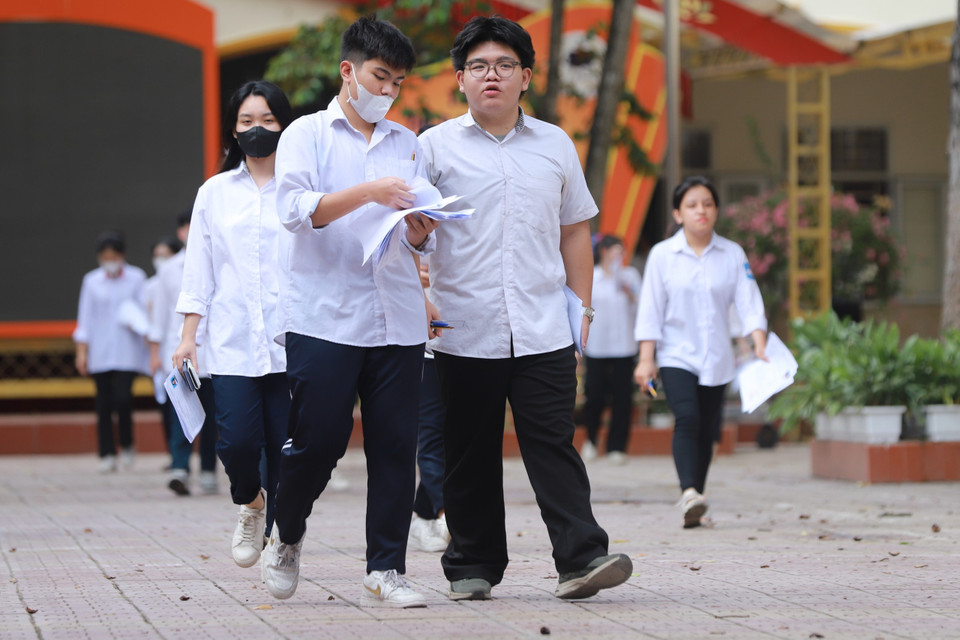 Ngày mai 29/6, các thí sinh sẽ bước vào ngày thi cuối cùng. Buổi sáng là môn thi tổ hợp và buổi chiều là môn thi Ngoại ngữ, đều theo hình thức trắc nghiệm. Thời gian làm bài là lần lượt là 50 và 60 phút. (Ảnh: PV/Vietnam+)