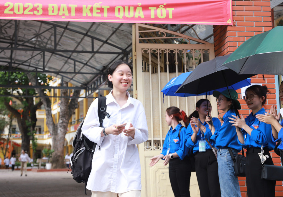 Sau khi kết thúc 90 phút làm bài thi môn Toán, nhiều sỹ tử Thủ đô rời phòng thi với tâm trạng phấn khởi. (Ảnh: PV/Vietnam+)