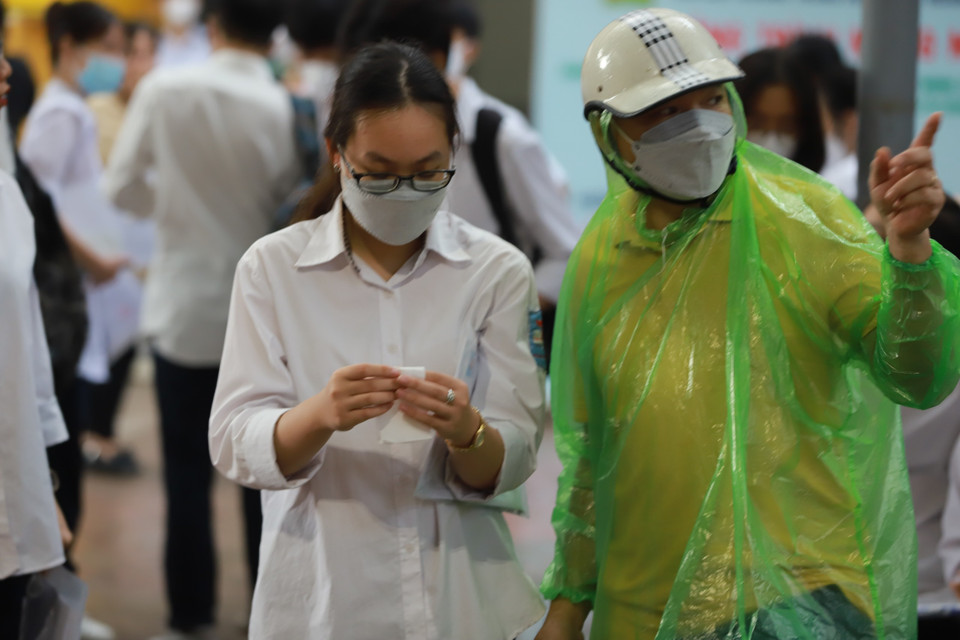 Phụ huynh dặn dò các sỹ tử trước khi bước vào kỳ thi quan trọng. (Ảnh: PV/Vietnam+)