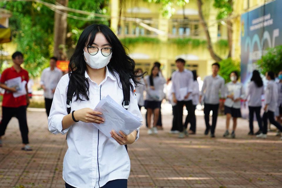 Thí sinh đầu tiên rời khỏi điểm thi trường THPT Việt Đức. (Ảnh: PV/Vietnam+)