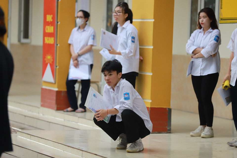 Nhiều sỹ tử hồi hộp và lo lắng trước môn thi đầu tiên là môn Ngữ văn. (Ảnh: PV/Vietnam+)