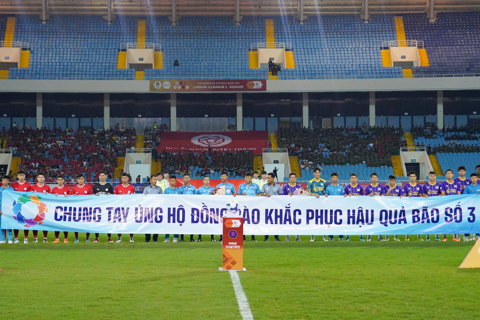 Ban Tổ chức Giải cùng hai đội bóng chung tay chia sẻ, ủng hộ nhân dân vùng bị thiệt hại sau cơn bão số 3. (Ảnh: Việt Anh/Vietnam+)