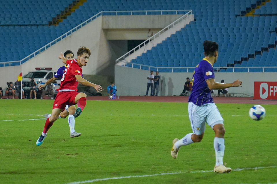 Rơi vào thế bám đuổi, huấn luyện viên Nguyễn Đức Thắng tung ngôi sao Hoàng Đức (áo đỏ) vào sân. (Ảnh: Việt Anh/Vietnam+)