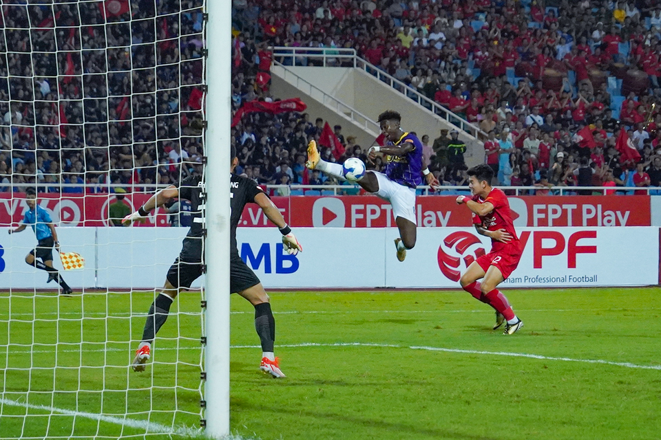 Sau hiệp một không có bàn thắng, ngoại binh Joao Pedro (áo tím) mở tỷ số cho Hà Nội FC ngay ở đầu hiệp hai. (Ảnh: Việt Anh/Vietnam+)